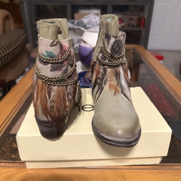 Boots - Picture 2 of 4